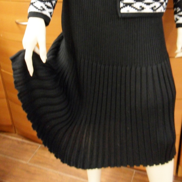 WOOL SKIRT KNITTED PLEATED LINED MADE IN EUROPE - Picture 4 of 5